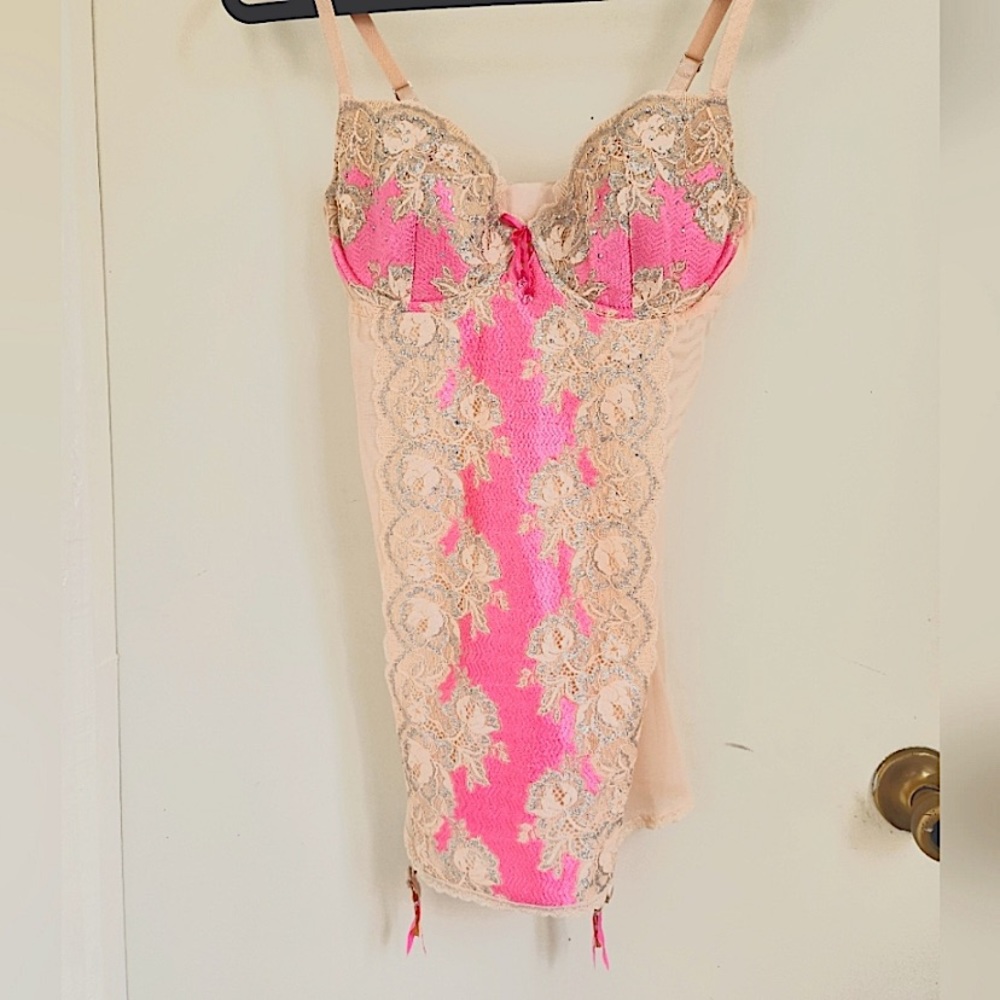 NWOT Gorgeous VICTORIA’S SECRET lingerie top with garters